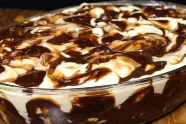 Sobremesa cremosa ninho trufado em travessa decorada