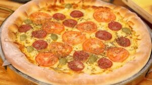 Pizza caseira com borda recheada de requeijão e recheio de calabresa