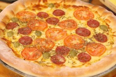 Pizza caseira com borda recheada de requeijão e recheio de calabresa