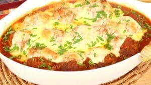 Almôndegas ao molho com queijo gratinado no forno