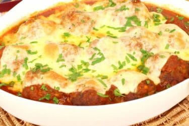 Almôndegas ao molho com queijo gratinado no forno