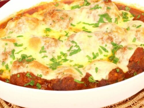 Almôndegas ao Molho com Queijo Gratinadas no Forno
