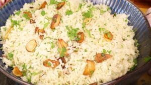 Arroz alho e óleo soltinho com alho dourado e cheiro-verde