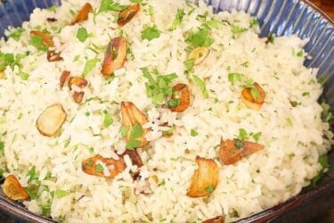 Arroz alho e óleo soltinho com alho dourado e cheiro-verde