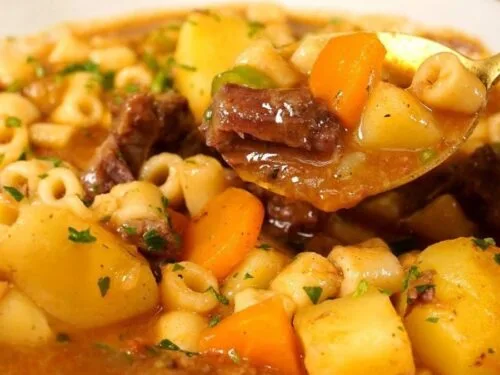 Sopa de Músculo Caseira com Macarrão e Legumes: É Tudo que Você Precisa Hoje