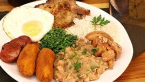 Prato de virado paulista completo com tutu, bisteca, ovo frito e banana à milanesa