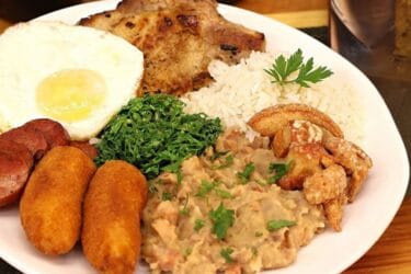 Prato de virado paulista completo com tutu, bisteca, ovo frito e banana à milanesa