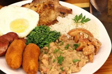 Prato de virado paulista completo com tutu, bisteca, ovo frito e banana à milanesa