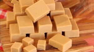 Doce de leite caseiro cremoso em forma retangular