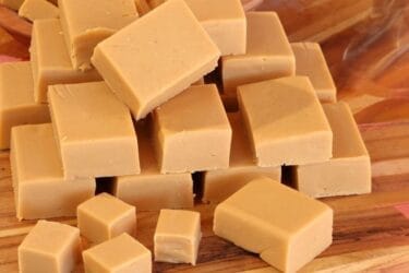 Doce de leite caseiro cremoso em forma retangular