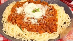 Macarrão à bolonhesa simples e delicioso servido com queijo parmesão