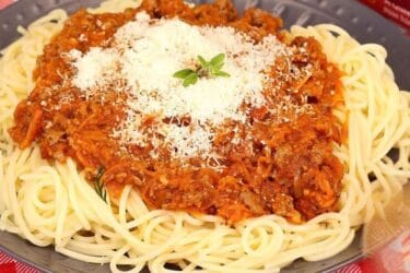Macarrão à bolonhesa simples e delicioso servido com queijo parmesão