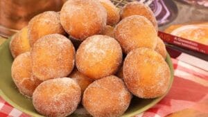 Mini sonhos de padaria recheados com goiabada