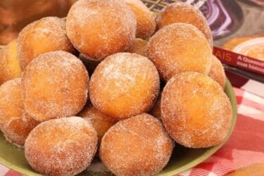 Mini sonhos de padaria recheados com goiabada