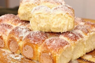 Pão de leite condensado doce fofinho com coco ralado