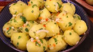 Salada de batata bolinha temperada com limão e azeite