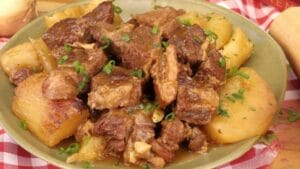 Vaca Atolada com mandioca e costela servida no prato