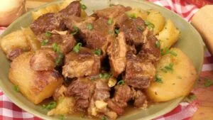 Vaca Atolada com mandioca e costela servida no prato