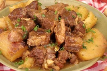 Vaca Atolada com mandioca e costela servida no prato