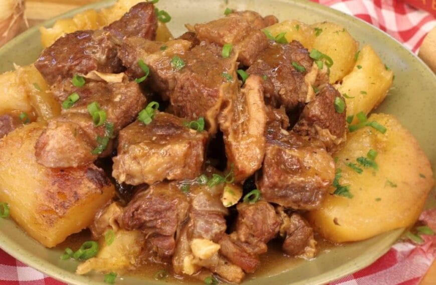 Vaca Atolada com mandioca e costela servida no prato