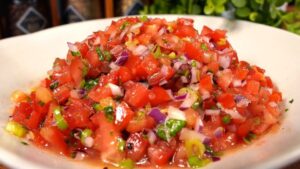 Vinagrete de tomate fresco com cebola e cheiro-verde em tigela