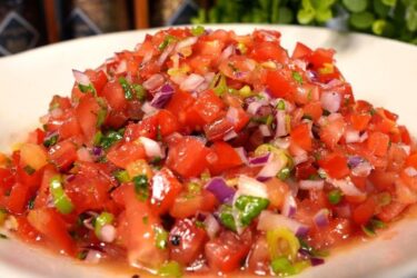 Vinagrete de tomate fresco com cebola e cheiro-verde em tigela