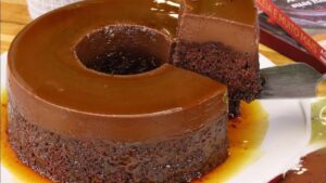 Bolo pudim de chocolate com calda de caramelo