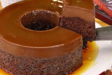 Bolo pudim de chocolate com calda de caramelo