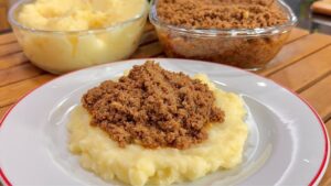 Carne moída com purê de batata cremoso