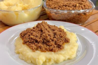 Carne moída com purê de batata cremoso