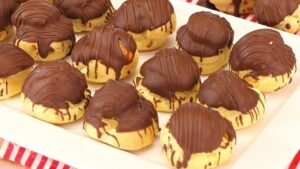 Carolinas recheadas com creme e cobertas com chocolate