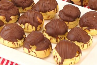 Carolinas recheadas com creme e cobertas com chocolate