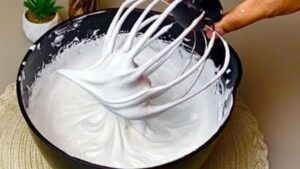 Chantilly caseiro firme e saboroso pronto para confeitar bolos e sobremesas