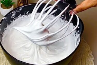 Chantilly caseiro firme e saboroso pronto para confeitar bolos e sobremesas