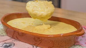 Creme de milho cremoso servido em tigela