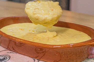 Creme de milho cremoso servido em tigela