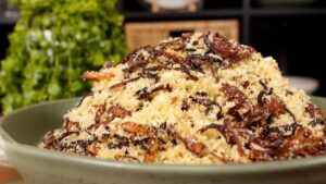 Farofa crocante de cebola servida em tigela rústica