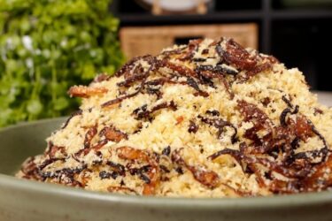 Farofa crocante de cebola servida em tigela rústica