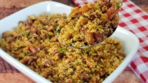 Farofa de calabresa e bacon crocante servida em tigela