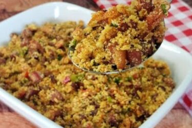 Farofa de calabresa e bacon crocante servida em tigela