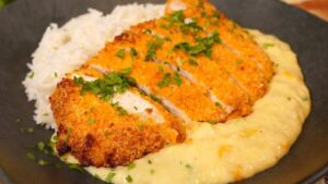 Frango empanado sem fritura servido em prato