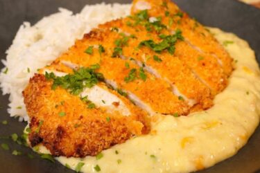 Frango empanado sem fritura servido em prato