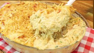 Fricassê de frango cremoso com queijo gratinado e batata palha