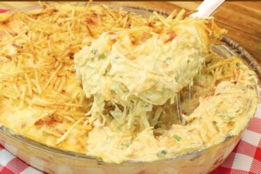 Fricassê de frango cremoso com queijo gratinado e batata palha