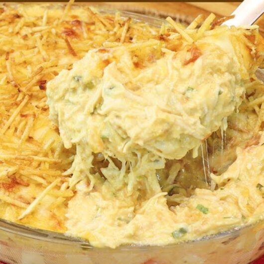 Fricassê de frango cremoso com queijo gratinado e batata palha