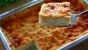 Pudim de pão fácil e econômico servido gelado em pedaços