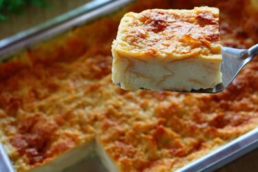 Pudim de pão fácil e econômico servido gelado em pedaços