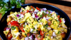 Vinagrete de abacaxi colorido servido em tigela