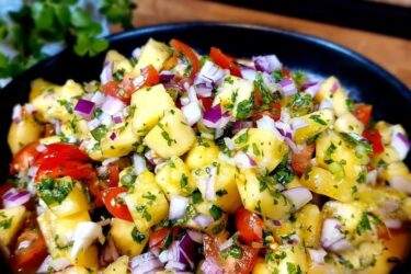 Vinagrete de abacaxi colorido servido em tigela