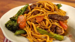 Yakisoba caseiro rápido e fácil com carne, legumes e molho oriental